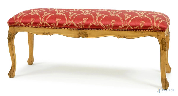 Panca in legno intagliato e laccato, XX secolo, gambe mosse, tappezzeria rossa, cm h 40x105x37, (difetti)