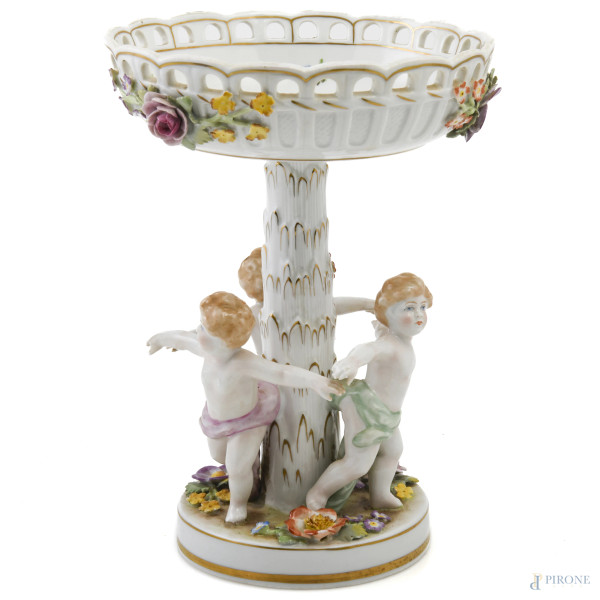 Alzata in porcellana policroma Capodimonte con girotondo di fanciulli, XX secolo, altezza cm 27, (segni di usura, sbeccature, difetti)