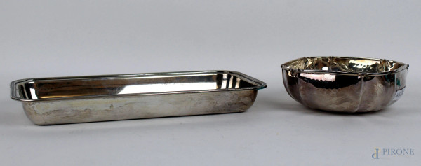 Lotto di un vassoio di linea rettangolare ed uno svuotatasche in argento, misure max cm 29x14, gr. 515