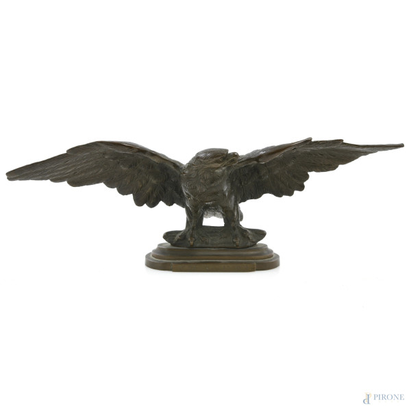 Scultura in bronzo raffigurante aquila, XX secolo, cm 11x31x11, iscritto alla base 