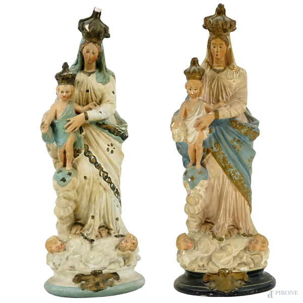 Coppia di sculture in gesso dipinto raffiguranti Madonna col Bambino, cm h 41,5, inizi XX secolo, (difetti e restauri)
