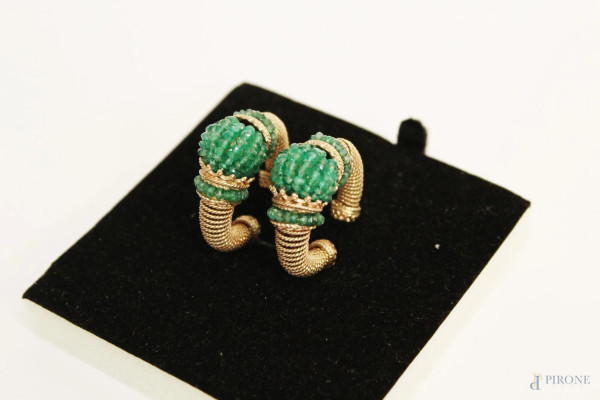 Coppia di orecchini a fili granati in oro basso con piccoli smeraldi, primi Novecento, gr 21,7.