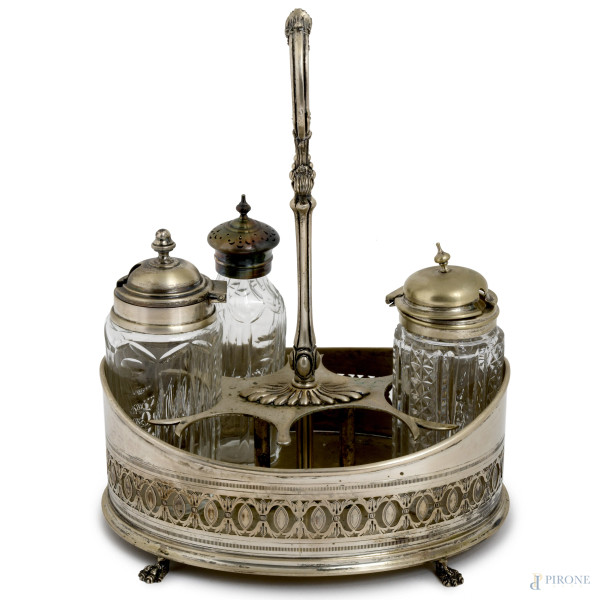 Oliera in argento traforato e cesellato, XX secolo, cm 24x18,5x13,5, 24x18,5x13,5, peso della struttura gr. 705, peso lordo gr. 1190, (difetti, mancanze)