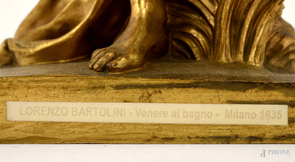 Scultura raffigurante Venere al bagno in bronzo dorato, fine del XIX - inizi del XX secolo, cm 44...