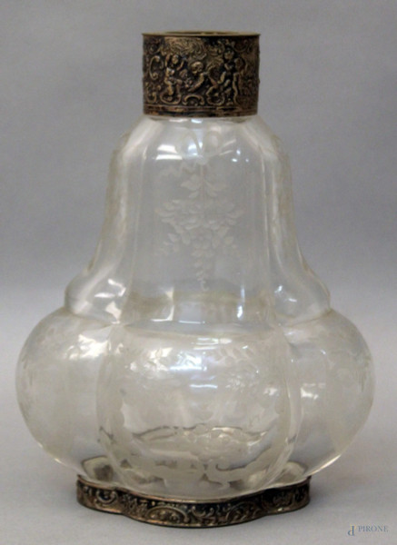 Bottiglia in cristallo molato con finiture in argento sbalzato, primi&#39;900, h cm 19, (mancante tappo).