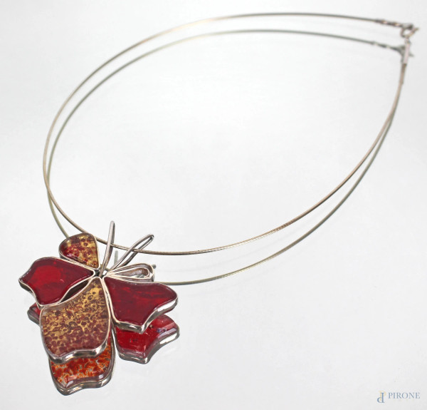 Collana con pendente a forma di farfalla in argento e vetro, (difetto)