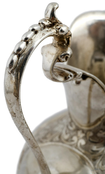 Versatoio in argento 800/000 finemente cesellato, altezza cm 22,5, peso gr 470