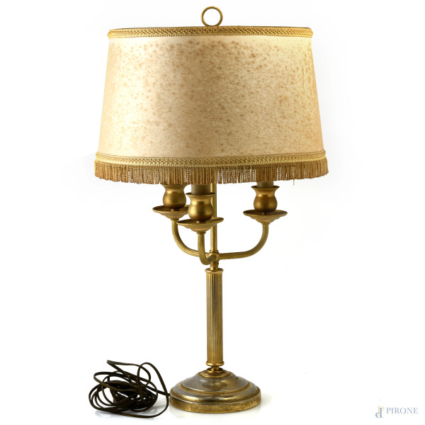 Lampada da tavolo in metallo dorato a tre luci, XX secolo, altezza cm 62, (segni di usura, difetti, da revisionare)