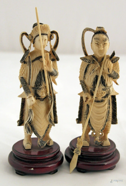 Lotto di due dignitari in avorio, poggianti su basi in legno, (difetti), h. 16 cm