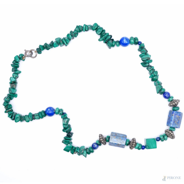 Collana con pietre di lapislazzuli e di malachite verde, chiusura in argento, lunghezza cm 51