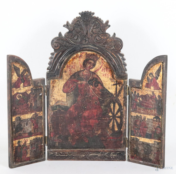 Trittico portatile raffigurante Santa Caterina d'Alessandria, XIX secolo, tempera su legno, cm 24x25 (aperto), (segni di usura, abrasioni, difetti)