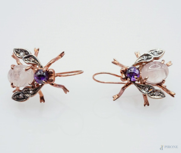 Coppia di orecchini a forma di mosca, in oro 9 kt e argento 925 con quarzo rosa e ametista cabochon, cm 3, peso gr. 35,9