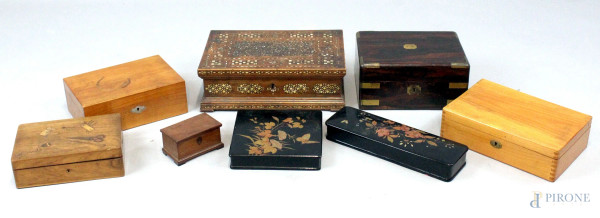 Lotto di otto scatole in legno intagliato ed intarsiato, misure max cm 11x34x24