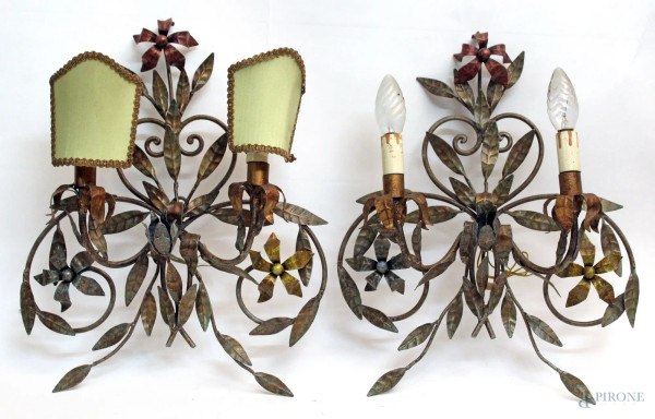 Coppia di appliques a due luci in ferro battuto a forma di foglie, h. 36 cm.