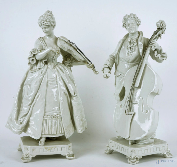 Coppia di sculture in porcellana bianca raffiguranti musicisti, alt. max cm 30,5, marchi alla base, (difetti e restauri).