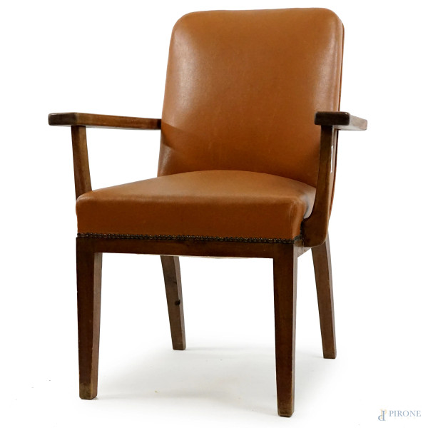 Poltrona anni '70 stile nordico, con schienale e seduta imbottiti e rivestiti in pelle color cammello, braccioli e struttura in legno, cm h 89,5x57,5x68.