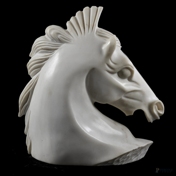 Testa di cavallo in marmo, XX secolo, altezza cm 25, (segni di usura, rotture, mancanze, difetti)