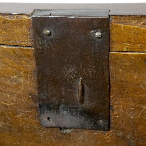 Comò Luigi XV a tre cassetti con piano in marmo, forma bombata, lastronata in bois the rose con g...