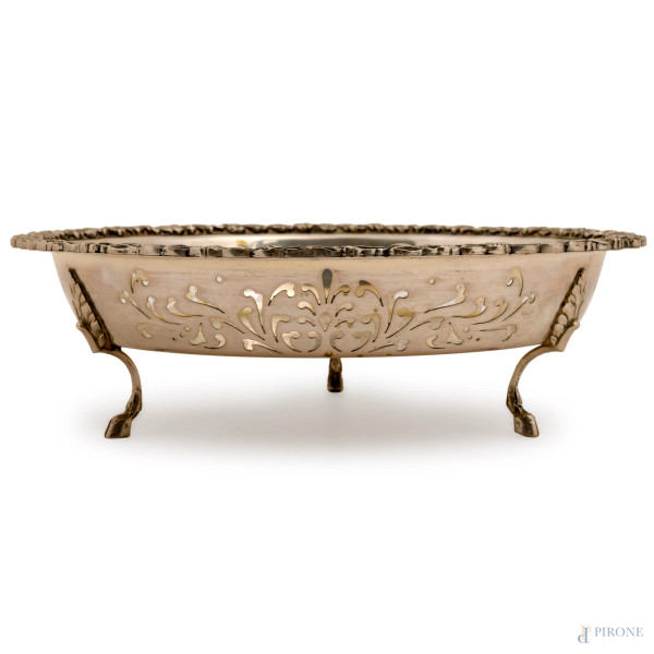 Alzata in argento di forma circolare lavorata a incisione, traforo e cesello poggiante su piedini a guisa di zoccolo, peso gr 600, misure cm 7,5x24,5