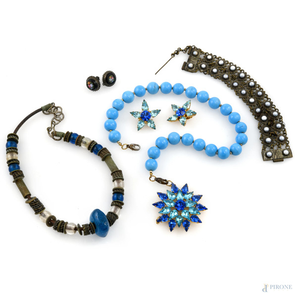 Lotto di bigiotteria composto da un bracciale, due collane e due orecchini, XX secolo, misure massime lunghezza cm 40, (segni di usura, difetti)
