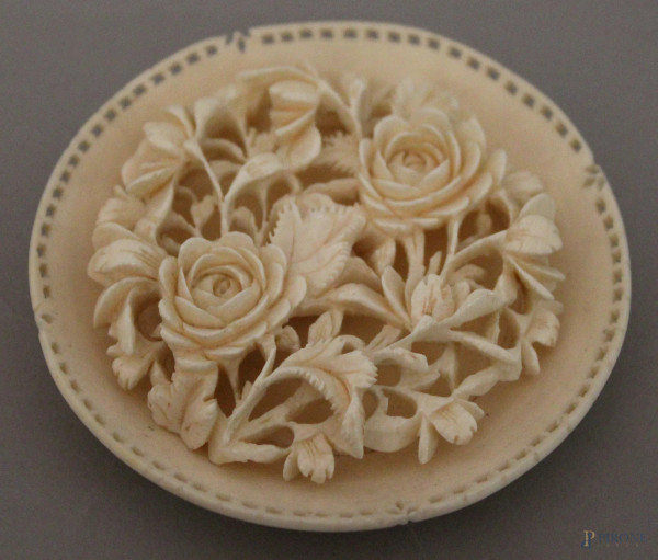 Coppia di piattini in avorio a motivi floreali, Cina primi 900, diam, 9 cm.