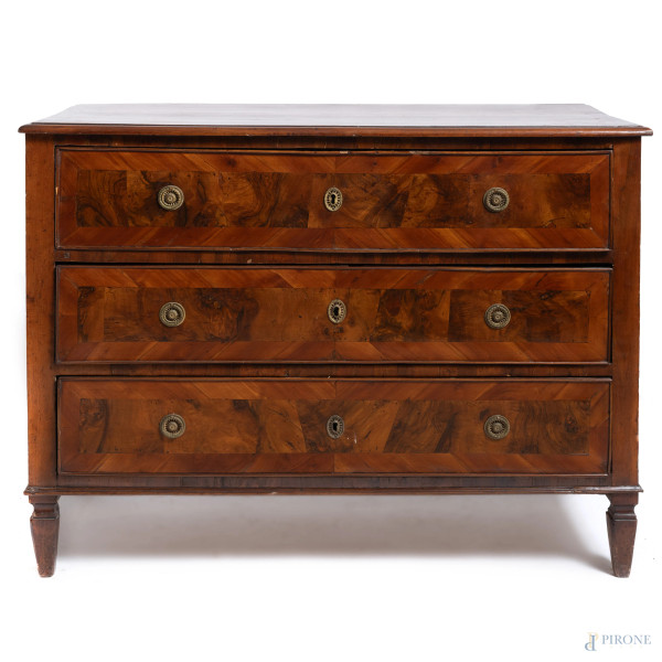 Cassettone a tre cassetti in legno e legno impiallacciato in noce e radica, XIX secolo, cm 94,5x121,5x59, (segni di usura, scalfiture, rotture, fessurazioni, parti sostituite, difetti)