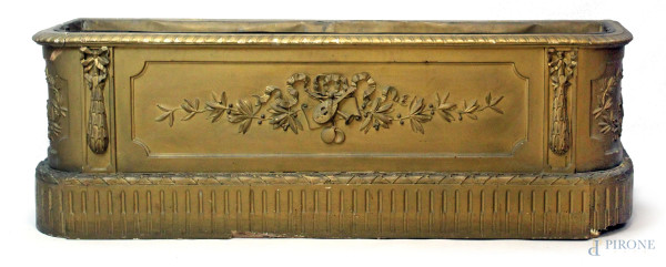Grande fioriera in legno  intagliato e dorato, XX secolo, decoro a motivo di foglie, nastri e mandolini, cm 44x140x35, (difetti).