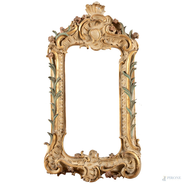 Cornice in legno laccato e dipinto nei toni del crema e oro decorato a motivi floreali, XX secolo, cm 74x38, luce cm 41x22, (segni di usura, scalfiture, difetti, rotture, mancanze, restauri)