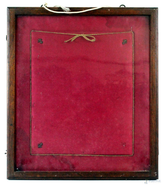 Teca in legno con rivestimento interno in velluto, reca al retro stemma araldico di Papa Leone XIII, cm 55,5x48,5, (segni del tempo)