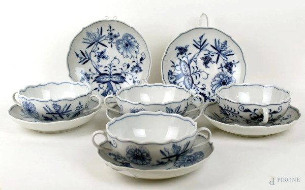 Lotto di cinque tazze da brodo con piattini in porcellana bianco e blu Meissen, decori a motivi floreali e vegetali, misure tazza cm h6x12x17, diametro piattino cm 17