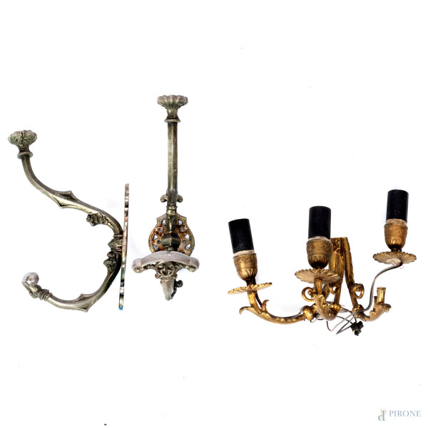 Lotto composto da due appendiabiti e una applique a tre luci in bronzo dorato e metallo, XX secolo, misura massima cm 23x6,5x16, (segni di usura, rotture, difetti, da revisionare)