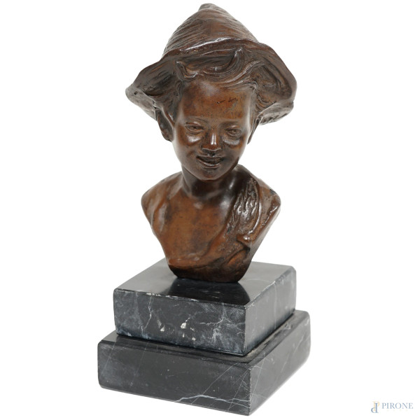 Scultura in bronzo raffigurante uno scugnizzo, da un modello di Giovanni de Martino (1870-1935/38), piedistallo in marmo, altezza cm 21,5