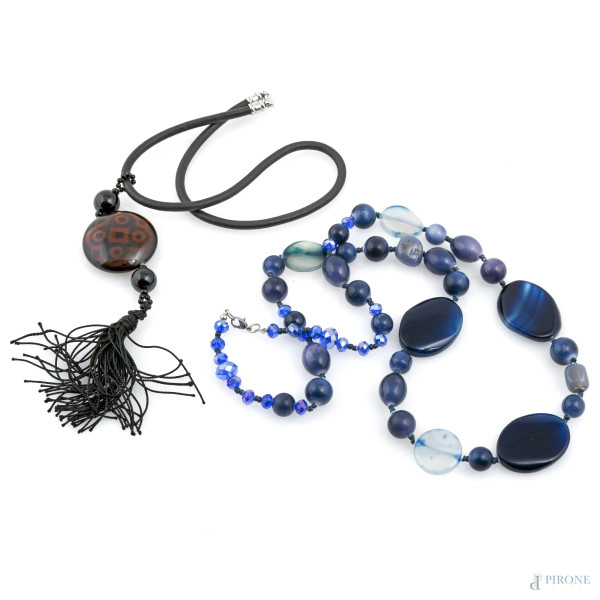 Lotto composto da collana di bigiotteria e da ciondolo montato su cordoncino con chiusura BULGARI, lunghezza cm 84, (segni di usura)