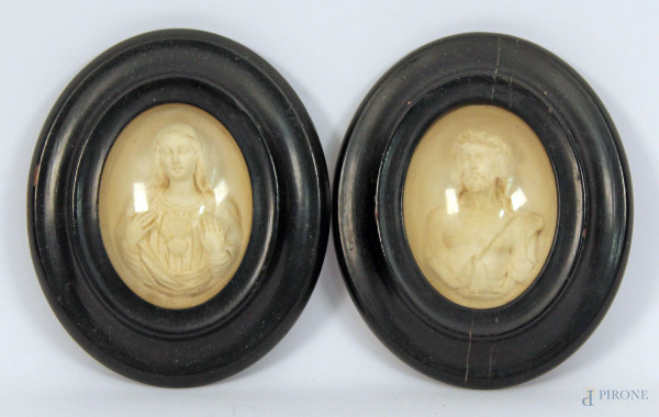 Coppia miniature in gesso raffiguranti busti della Madonna e Cristo, cm 8,5x6, entro cornici, XIX sec.
