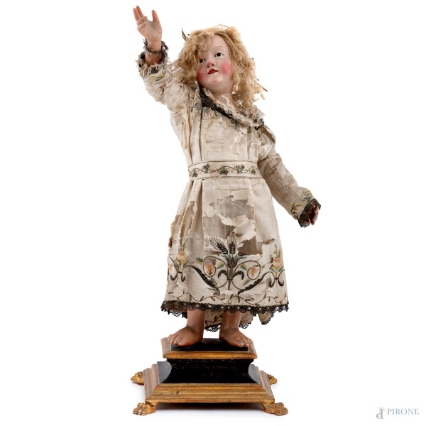 Piccola Santa, XIX-XX secolo, scultura in materiali vari su base in legno laccato e dorato, altezza cm 74, (segni di usura, difetti, rotture, consunzioni, restauri)