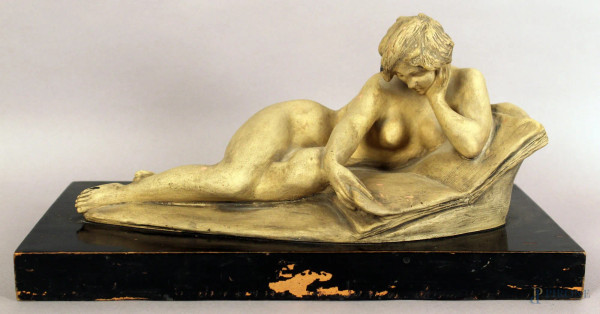 Donna in lettura, scultura in terracotta su base in legno, altezza 13,5x31 cm, firmata G.