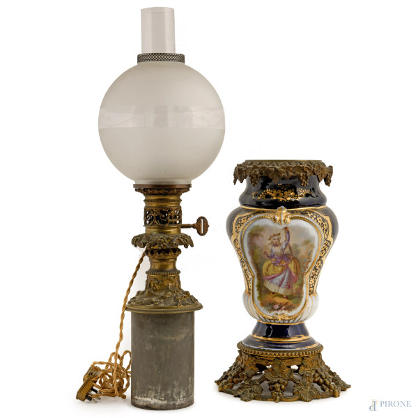 Coppia di lampade a olio elettrificate in porcellana blu con decori oro e figure di gentiluomo e ...