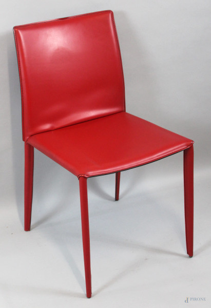 Sedia rivestita in cuoio color rosso.
