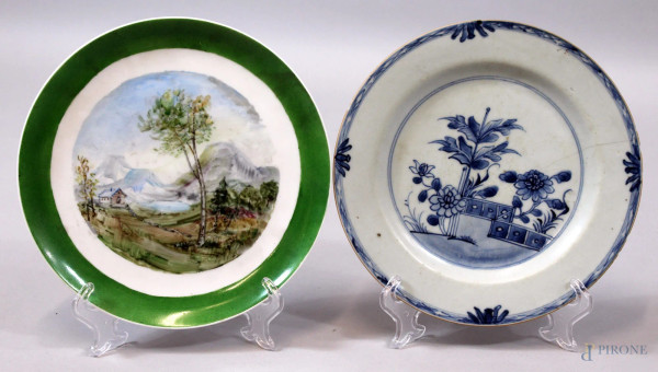 Lotto composto da due piatti in porcellana d&#39;epoche e manifatture diverse, diametro 23,5 cm, (restauro).