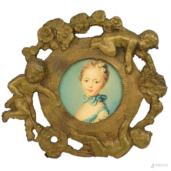 Piccola cornice tonda in metallo dorato, decoro raffigurante putti con festoni floreali, cm 18, (difetti)