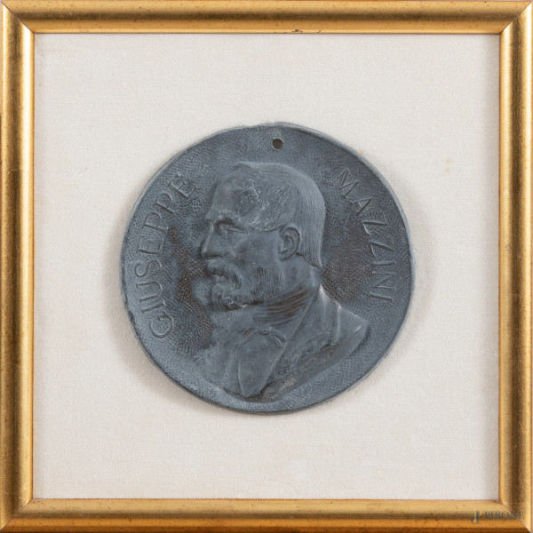 Bassorilievo in metallo raffigurante Giuseppe Mazzini, XX secolo, diametro cm 14, entro cornice, (segni di usura)