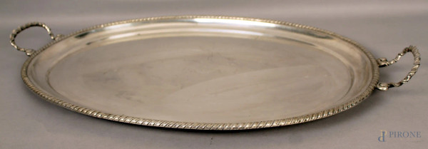 Vassoio a guantiera in argento con bordo cesellato, cm 69x44, gr. 2550.