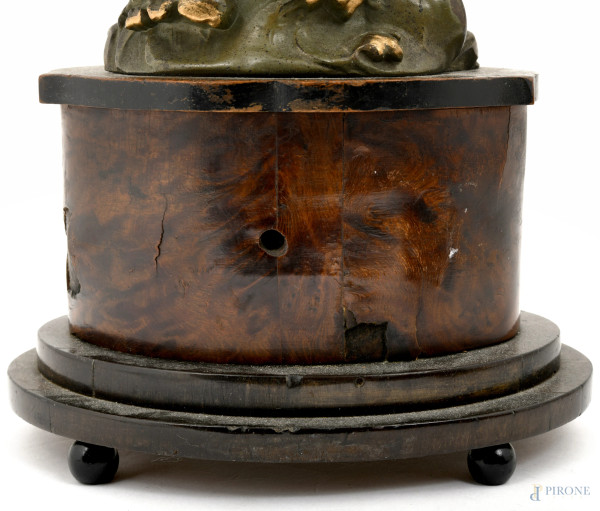 Scultura in antimonio patinato e dipinto raffigurante giovane donna seduta su una conchiglia stan...