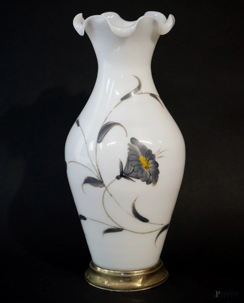 Vaso in vetro opalino lattimo, XX secolo, corpo a balaustro con bordo a fazzoletto e decori floreali dipinti a mano, base in argento, cm h (ammaccatura alla base)