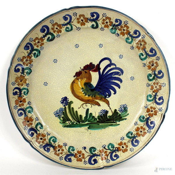 Piatto in ceramica policroma con figura di gallo, diametro cm. 41, firmato Oronzo Patronelli Grottaglie, seconda metà XX secolo.