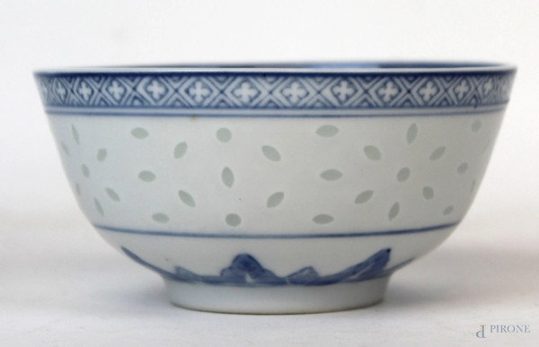 Ciotolina in porcellana cinese bianca e blu con decoro di fiori, cm h 6, diam. cm 11,5, marchio alla base, XX secolo.