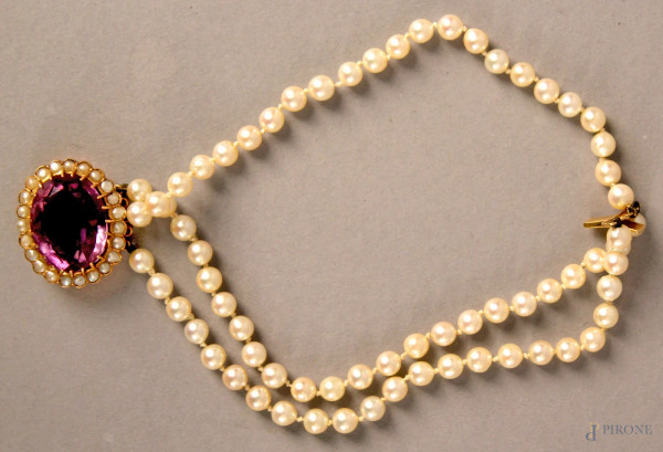 Bracciale in perle con chiusura in oro 18 kt, e ametista, gr. 27.