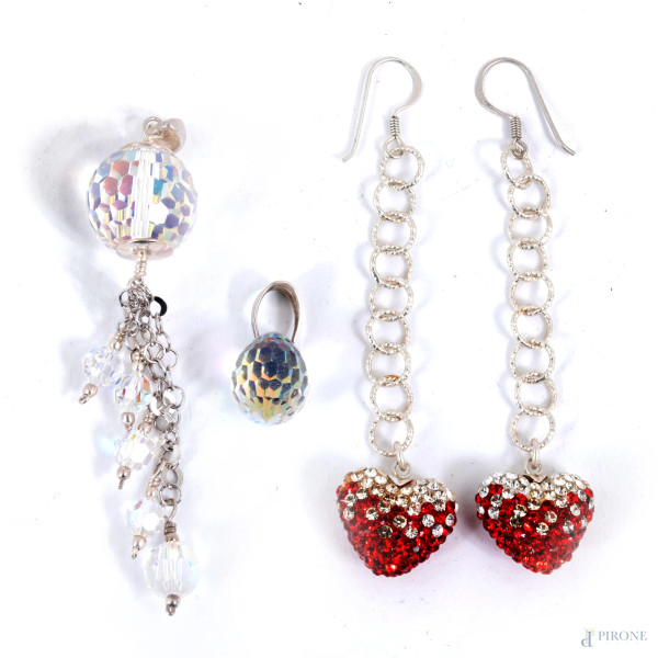 Lotto composto da tre orecchini e ciondolo in metallo argentato 