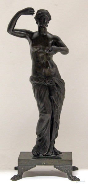 Figura neoclassica, scultura in bronzo, poggiante su base, fine XIX sec., H. 43 cm.