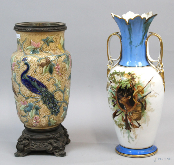 Lotto composto da un vaso in porcellana con decoro raffigurante cervo ed un vaso in maiolica smaltata raffigurante pavone, altezza max cm 44, (difetti e restauri).